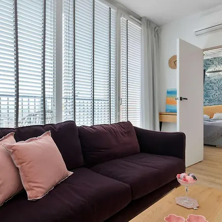 Апартаменты Stylish With A Balcony In Downtown By Renters