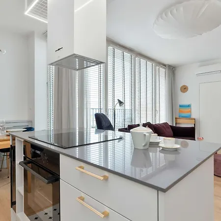 Stylish With A Balcony In Downtown By Renters