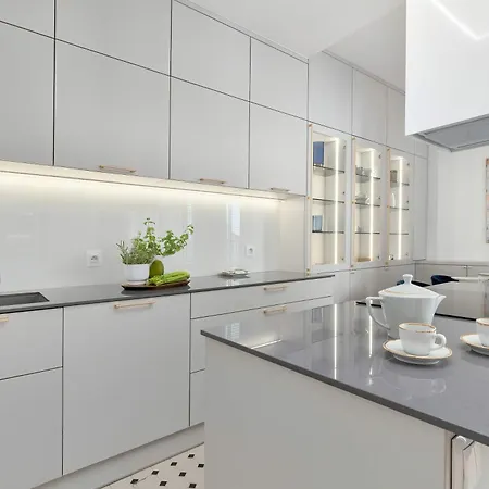 Stylish With A Balcony In Downtown By Renters