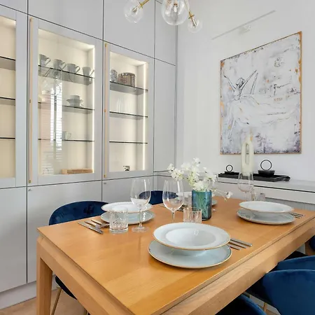 Stylish With A Balcony In Downtown By Renters *