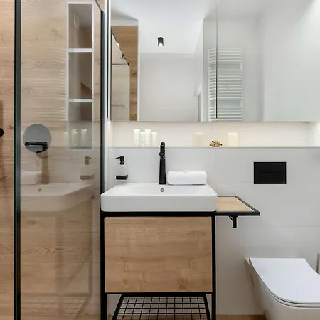 Stylish With A Balcony In Downtown By Renters Апартаменты *